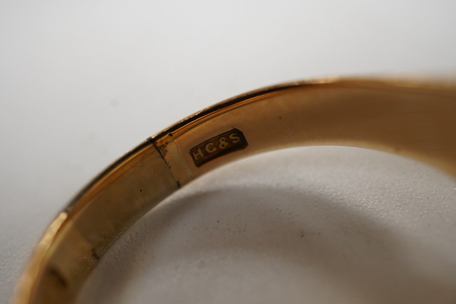 A George V gold signet ring, with scrolling shoulders, size R, Birmingham, 1916, 12 grams, hallmarks rubbed.